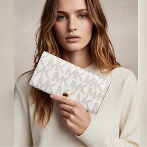 Michael Kors Jet Set large signature Wallet NWOT